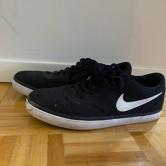 Nike Women’s Shoes - Picture 1 of 3